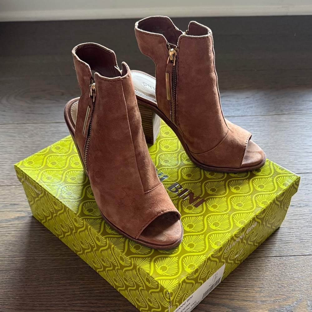 GIANNI BINI Brown Suede Peep-Toe Ankle Boots. Size: 6.5